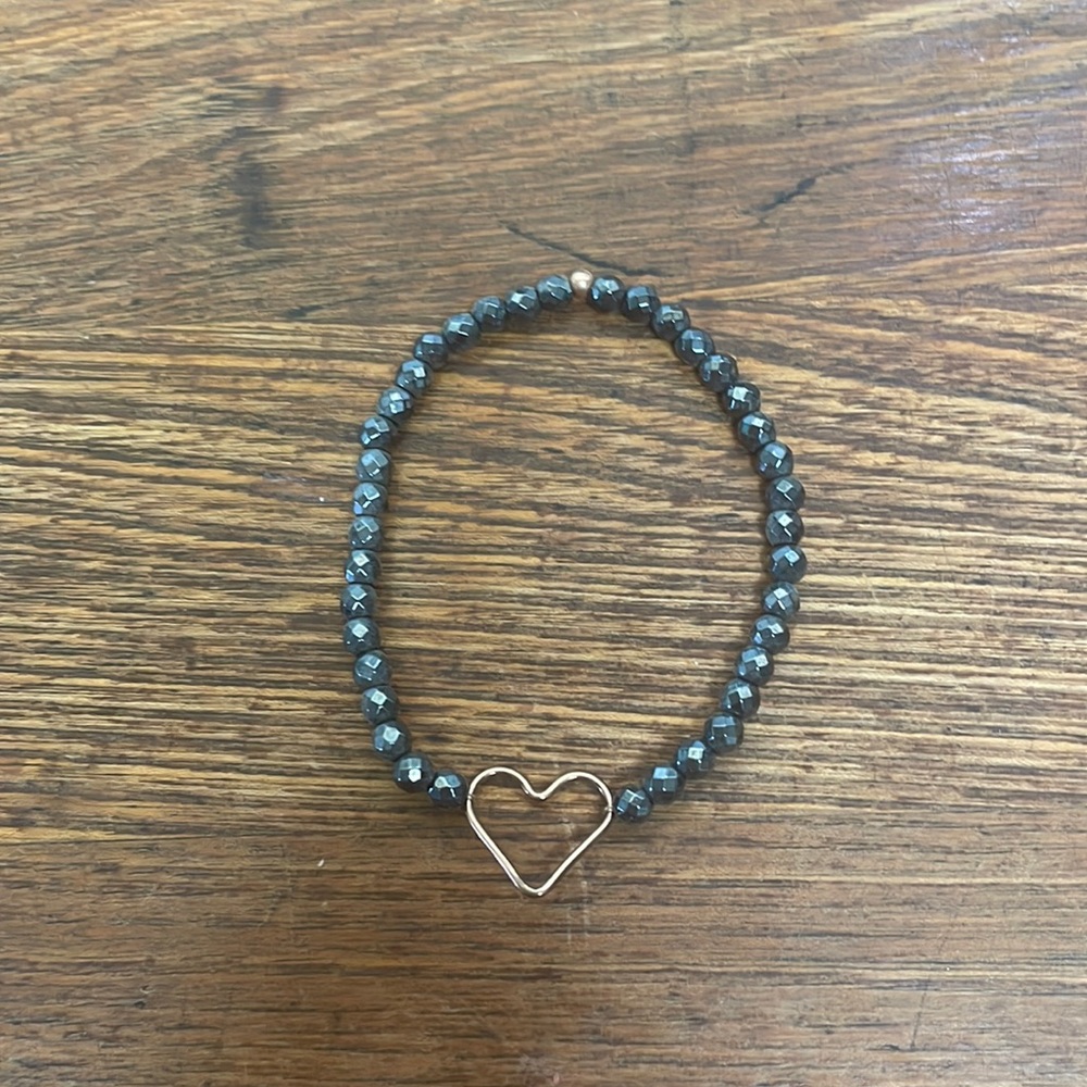 Beautiful heart hematite bead bracelet